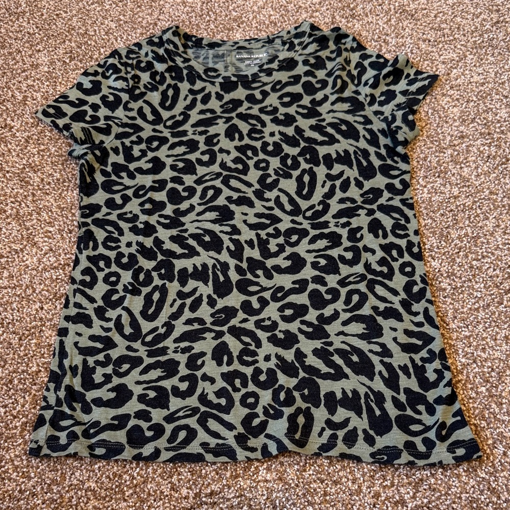 Banana republic Olive Green Leopard Print Short Sleeve Tee
